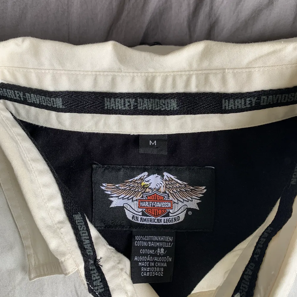 Harley Davidson overshirt in size M, its a mens size M which is really big on me so if youre tall i think it would fit great (im 157cm) or a present for a male friend. Great for summer  fits! . Skjortor.