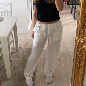 Linnebyxor zara - Vita linnebyxor köpta förra året från zara home I storlek 34. Aldrig använda. Skulle säga att byxorna är lite genomskinliga. Andra bilden lånad