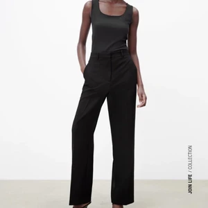 Zara - Svarta kostymbyxor, XS - Säljer helt oanvända svarta kostymbyxor från Zara med referensnumret 2020/521/800 i storlek XS. Byxorna är aldrig använda och har prislapp kvar. Nypris 399 kr. Köparen står för frakten och inga returer mottas.