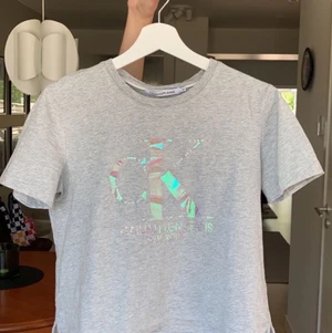 Calvin Klein Jeans T-shirt - Äkta Calvin Klein T-shirt i storlek M! Passar även dem med storlek S då den är lite mindre i storleken! Använd Max 3-4 gånger och är i fint skick!👍🏻  Säljer pga att den inte kommer till användning! Buda gärna på tröjan om du är intresserad:) 