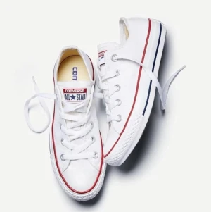 Vita låga converse - Vita låga converse i väldigt bra skick utan några defekter som endast är använda en gång. Perfekta till både träning eller till vardags. Säljer på grund av att dom blivit för små för mig.