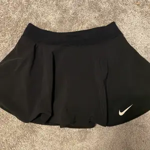 Nike teniskjol i fint skick och fåtal gånger använd! Underbyxor sitter i