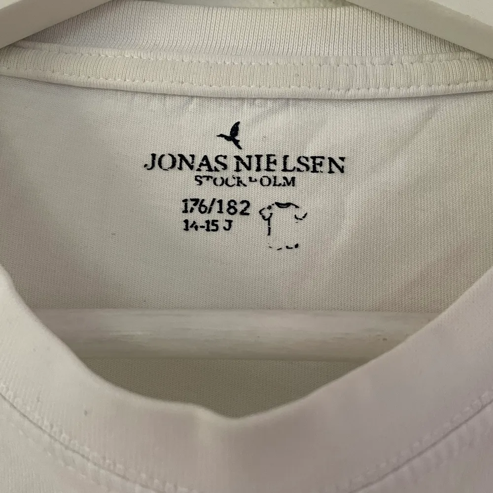 Jättebra och fin basic från Jonas Nielsen, fortfarande som ny. Jag har vanligtvis storlek S i toppar. Vid intresse lägg bud!. T-shirts.