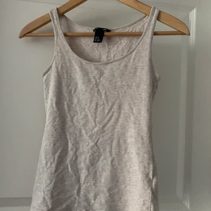 Topp från H&M - En superfin topp från H&M, basic och passar till det mesta. Beige. Perfekt längd! Är absolut öppen för prisförslag, kan mötas upp i Stockholm och det är bara att skriva för fler bilder!