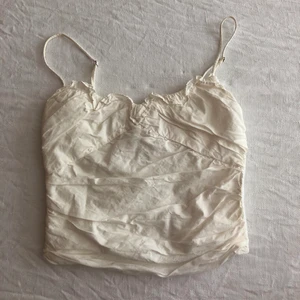 Topp - En perfekt sommartorp från Zara. Står storlek xs men skulle säga att den passar som en liten xs elle xxs.