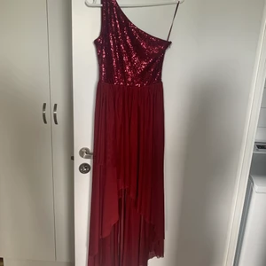 Billig Glittrig fest klänning  - Säljer min fina glittriga mörk röda klänning. Mycket skönt material som inte fastnar i håret samt en härlig färg som passar alla! Klänningen är sparsamt använd.  Nypris 799kr Mitt pris 170