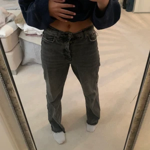 Mid waist zara jeans - Jättefina bra skick, sitter ner till foten på mig som är ca 170 men är till för att klippa💗