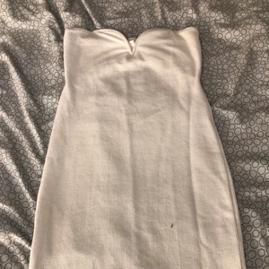 Vit ribbad klänning  - Säljer en vit kort klänning från h&m i storlek S. Aldrig använd.