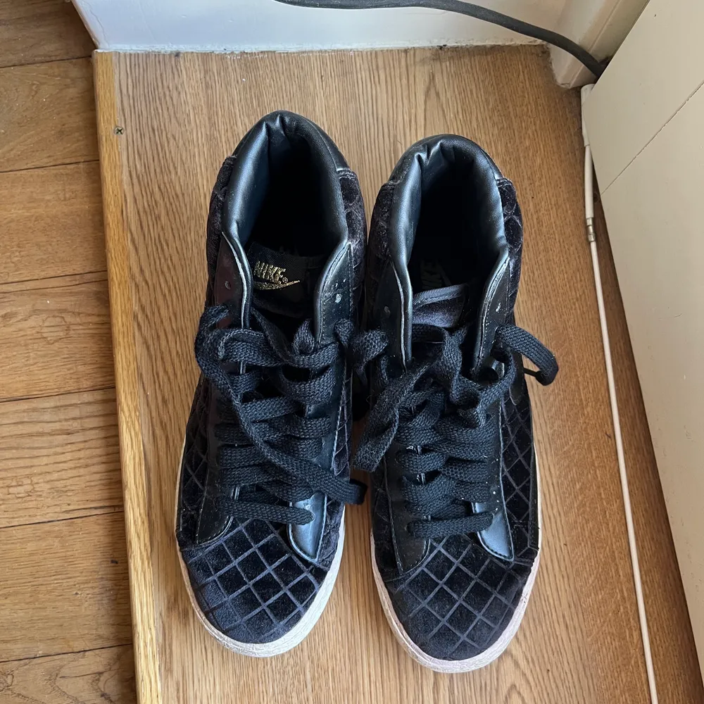 Otroliga Nike sneakers i svart sammet. Köpte dom i London för 10 år sen men knappt använda 😭 storlek EUR 40, UK 6, US 8.5. Skor.