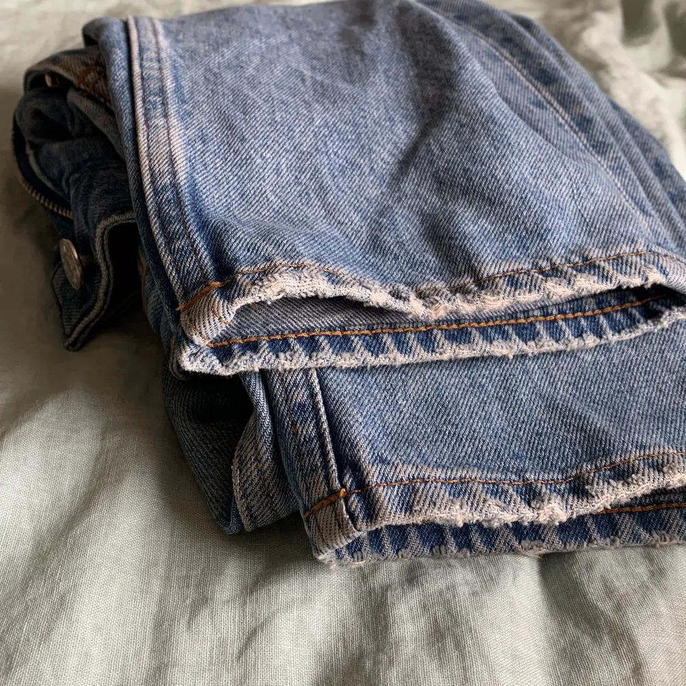 Ett par högmidjade jeans ifrån monki i storlek 24. De är i väldigt fint skick, Säljer pga att de inte passar längre. Säljs för 60kr plus frakt. . Jeans & Byxor.