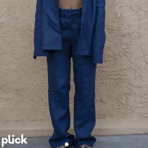 LINNEBYXOR - SÖKER!! Dessa blå linnebyxor från A-dsgn och skjortan i samma set i storlek S eller M💗