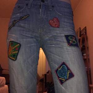Jättecoola Versace jeans med patches!! Lågmidjade och lite bootcut. Passar någon med storlek XS/S de är ganska tajta!! Lite snygga slitningar på knät, den perfekta byxan😻