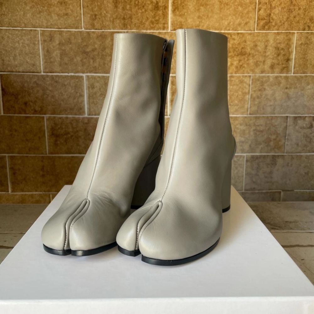 Ljusgrå Maison Margiela tabi boots 
