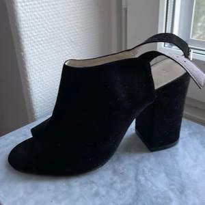 Svarta klackskor i storlek 39 - Snygga klackskor som använts 1 gång tidigare så är i väldigt bra skick! Kommer från Tiamo. Och klacken är ca 10 cm hög