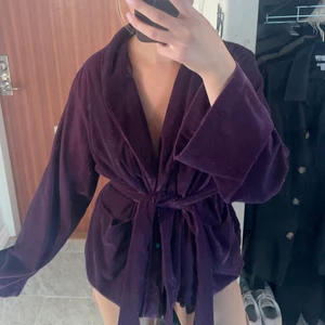 Blazer i sammet - Lila blazer i sammet med knyt. Endast testad. Säljs för 120kr i storlek S