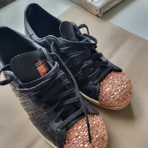 Adidasskor  - Lite annorlunda adidaskor👌 Frakt ingår. 