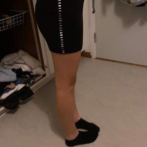 svart kjol med paljetter 