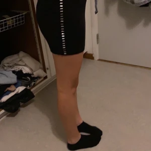 kjol  - svart kjol med paljetter 