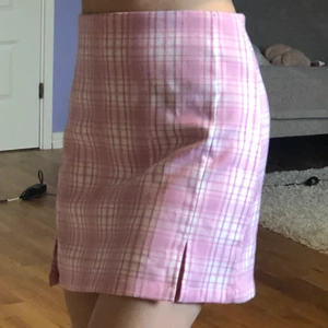 rosa rutig kjol - rosa kjol i plaid mönster som har två slits vid framsidan. dragkedja där bak. säljer då jag it klär i rosa så mke. strl S.🥰