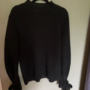 Stickad tröja m. Knut i armen - En svart stickad tröja från Ginatricot! 