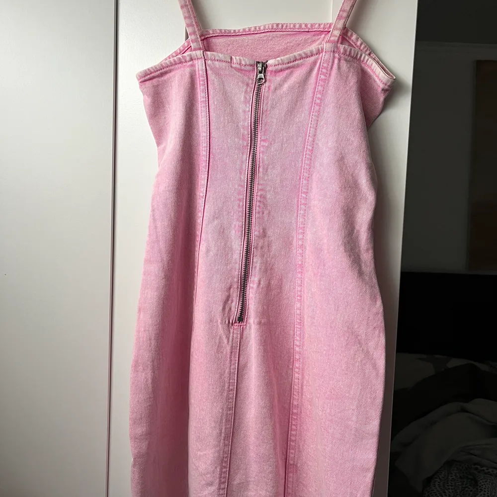 Rosa jeans klänning från H&M använd 1 gång . Klänningar.