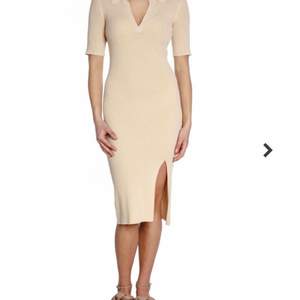 Ribbad klänning från Neo Noir i modellen, Tine knit dress sand. Klänningen kostar 899 i nypris. 