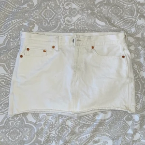 Lågmidjad kjol - Så fin lågmidjad jeanskjol från levis w 26 och ca 30-33cm i längd. Köptes på plick men passade tyvärr inte. Endast testad! 