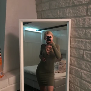 Klänning  - Snygg tajt bekväm klänning nu till sommaren! Snörad upp till och tajt ner till. Väldigt bekvämt matrial!  (frakten betalas av köpare)