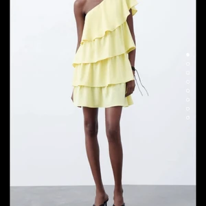 Zara klänning! - Säljer denna Zara klänningen som är helt osnvänd (prislappen är kvar). Beställde två storlekar och glömde lämna tillbaka den, därav att jag säljer den. Priset går att duskuteras, men la ut den för det jag betalade för den❤️