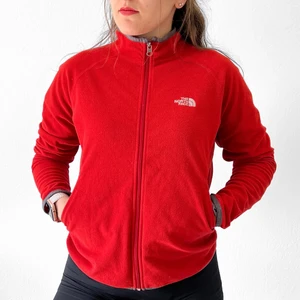 The Northface Röd Fleece Storlek M - Storlek: Medium   - Modellen är 5,4 fot /163 cm bär vanligtvis XS/S   Denna lätta North Face fleece kommer att vara perfekt för alla tillfällen, året runt.  Den är i fint använt skick med lätt struktur på materialet.   Några frågor?  Fråga gärna, mitt må