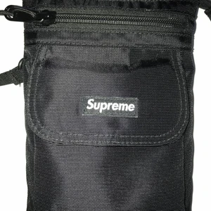Supreme väska - Helt ny supreme väska, köpt 2020.  Kan mötas upp i stockholm.