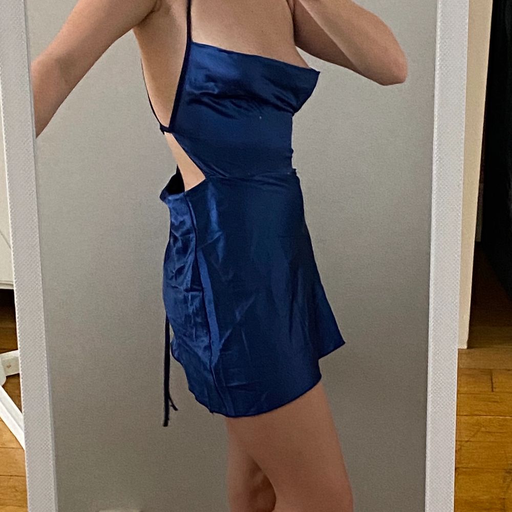 En blå klänning från Shein som inte har använt utan bara legat i garderoben, inte toppen kvalite med tacke på att den är från Shein. Men om du har några frågor eller vill ha fler bilder är det bara att kontakta mig 😁. Klänningar.