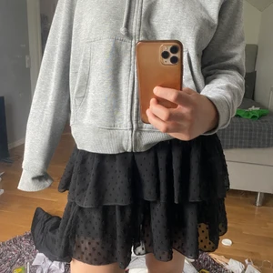 kjol - svart volangkjol storlek S 🖤