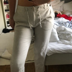 Linnebyxor från Zara 🌸 - Jättefina linnebyxor från Zara, storlek L men mer som en M 💓 knappt använda så väldigt bra skick, köpte den förra sommaren men dem har bara inte kommit till användning 👙🍉 Köptes för 399 så tänkte sälja för 200kr men kom gärna med egan förslag 💓💓
