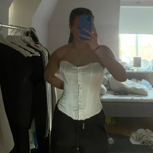 korsett topp - säljer en jättefin helt oanvänd korsett topp från zara då den inte passar mig. aldrig använd och lappen sitter kvar. storlek s. köpt för 300kr så säljer den för samma eftersom den endast är provad. jag är storlek s/xs, 157 cm köparen står för frakten 50kr