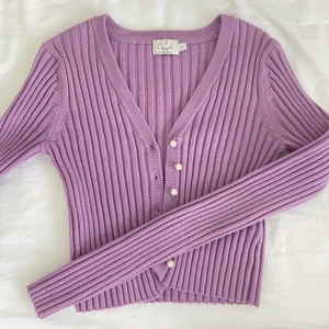 Lila kofta från NA-KD - Jättefin i nyskick, med pärlor💘