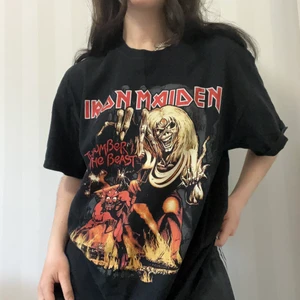 Iron Maiden Tshirt - Iron Maiden T-Shirt ifrån GILDAN. Jag har storlek XXS/XS och tröjan är en storlek L. Ingen tryck på baksidan