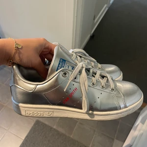 Adidas - Säljer min jätte coola silvriga Stan Smith sneakers i storlek 37,5 aldrig använda