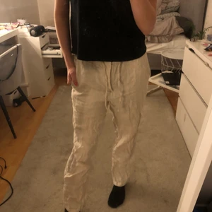 Linnebyxor HM - Så sköna och fina linnebyxor från Hm, köptes förra sommaren och använd ett fåtal gånger. Storleken är XS men passar mig perfekt som vanligtvis bär S. Två små hål som ni ser på sista bilden därav priset, kan lätt sy ihop, jag är inte bra på de därav säljer