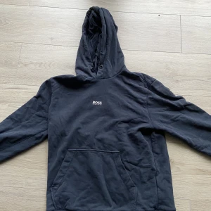 Hugo boss tröja  - Hejsan! Säljer min Hugo boss tröja därför den inte passar längre, den är i storlek S