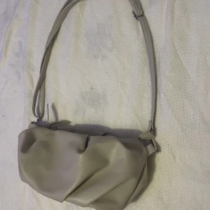 Väska - En fin beiga väska i fint skick! Köparen står för frakten! Finns samma väska i svart❤️