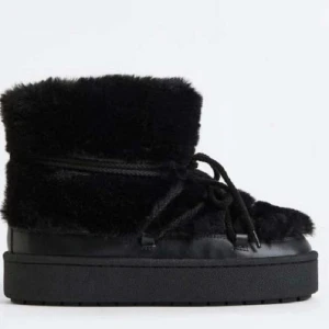 Vinterskor hm - Säljer dessa helt slutsålda vinterskor från hm. Aldrig använda då det var fel storlek för mig💗 Köparen står för frakten💗