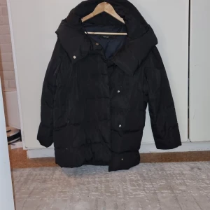Vinterjacka - Vinter jacka med stor krage. Två fickor fram och endast knäppning med knappar använd 1 vinter