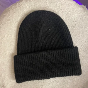 Ribbstickad mössa - Ribbstickad jättvarm mössa från Kappahl, helt ny köpt för 249kr💕.