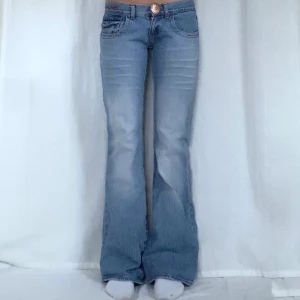 Lågmidjade jeans - !Säljer över 10 till lågmidjade jeans! Bootcut jeans från Cross Midja:79 Innerben:86 Jag är 169 med W28 som referens