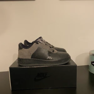 Air force 1 x ACW - Sjukt feta air force 1 från collaben med A-Cold-wall*.   Kommer med og-kartongen.   Storlek: 41, us 8.   De är använda men har väldigt mycket kvar att ge.