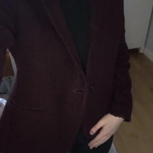 Yllekavaj  - Jättefin yllekavaj från Massimo Dutti. Är i vinrött men bilderna gör inte riktigt rättvisa