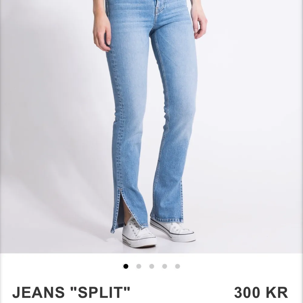 Helt oanvända jeans ifrån lager 157 med slits, säljer då jag beställde fel storlek och hann inte returnera i tid, nytt skick. Jeans & Byxor.