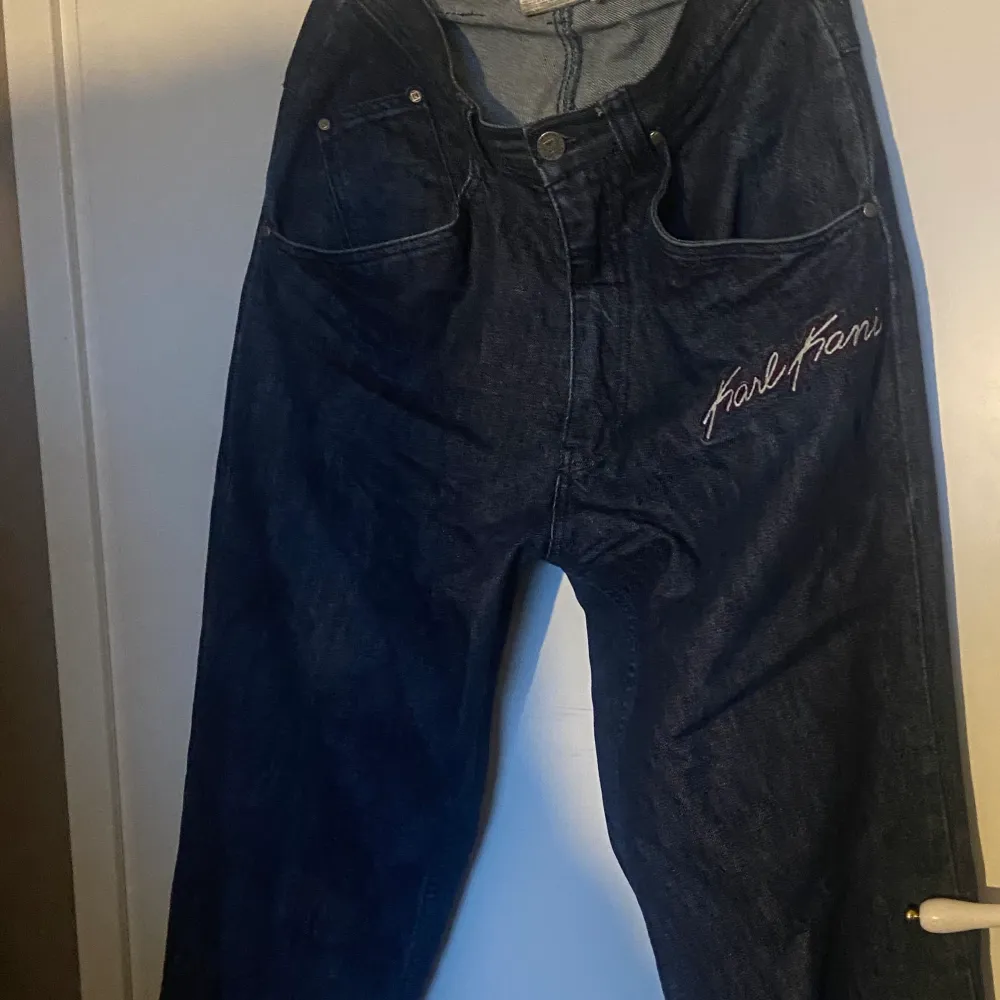 Skit snygga jeans jag köpte gör ett år sen, skit bra skick . Jeans & Byxor.