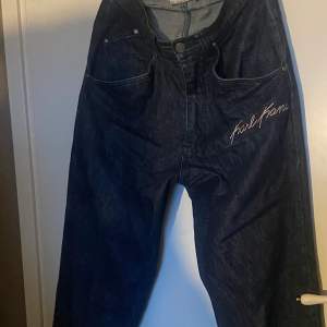 Skit snygga jeans jag köpte gör ett år sen, skit bra skick 